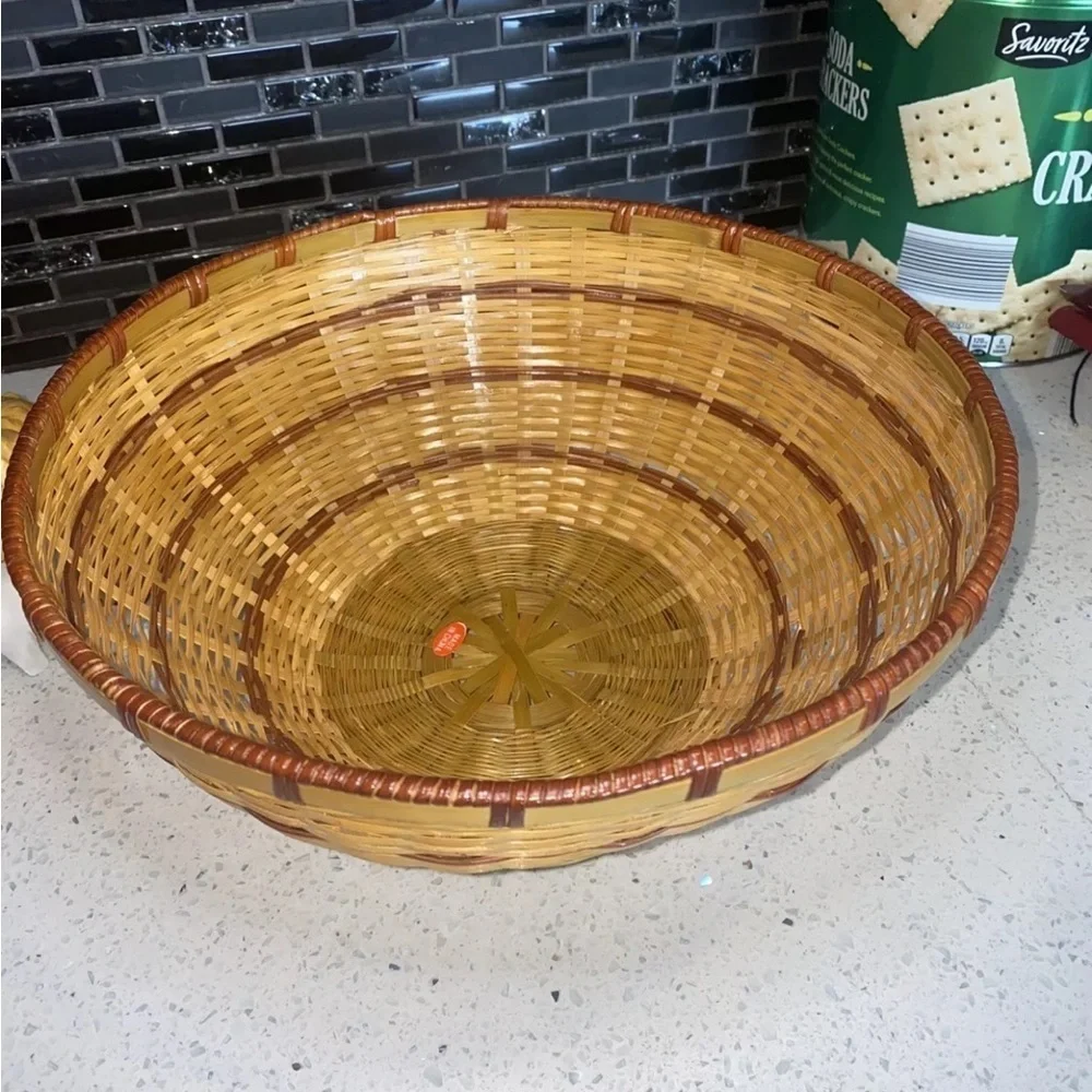 Round Footed Wicker Bread Basket Centerpiece‎ 12’Inch Diameter. 5 Inch Tall.